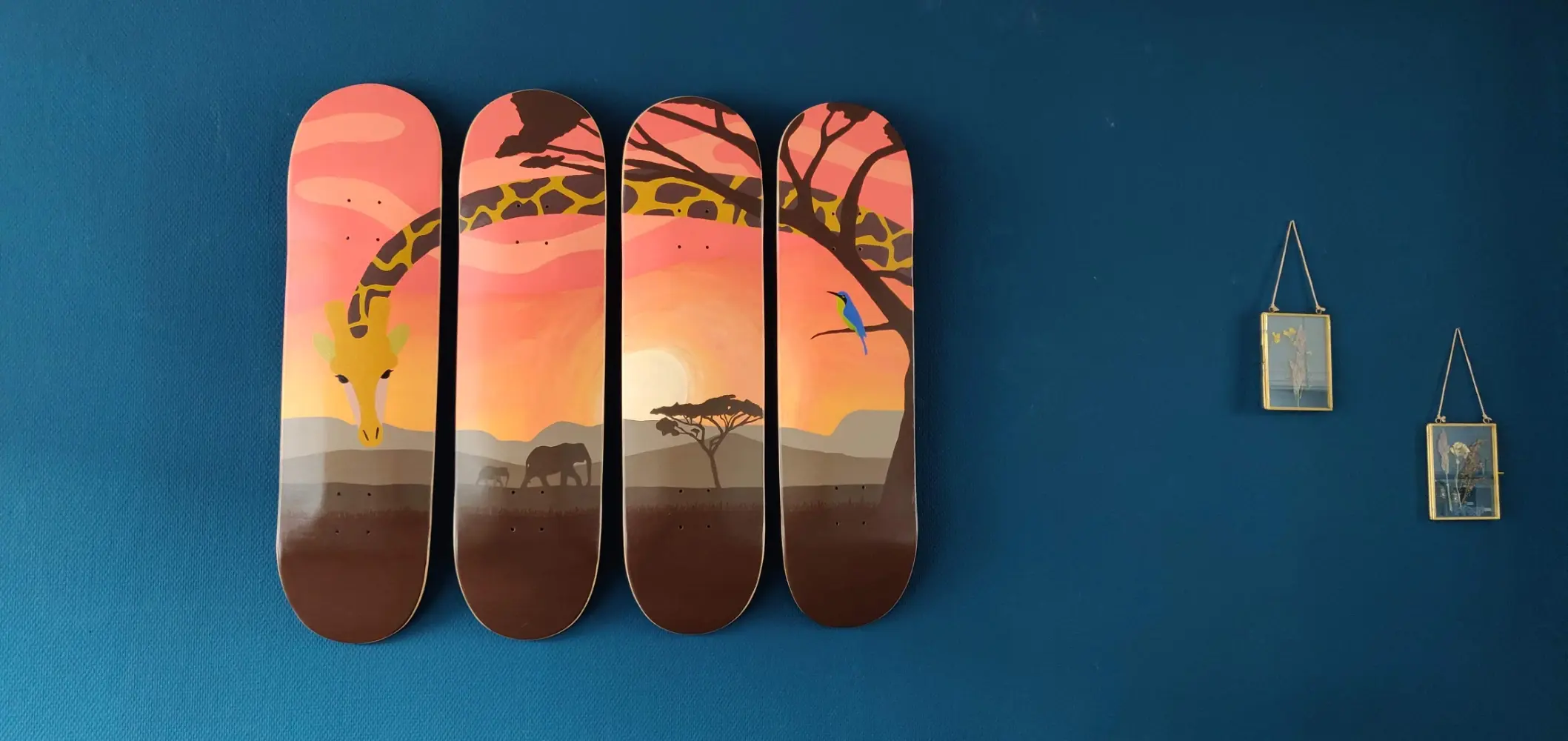 vierluik oranje skateboards op een blauwe muur